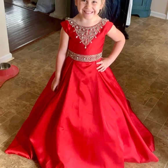 GIRLS’ PAGEANT GOWN SIZE 4 Kids